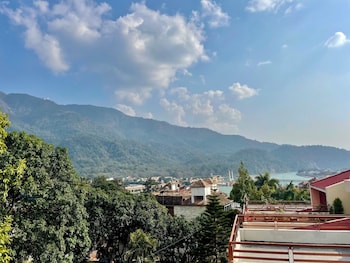 white house by the ganges