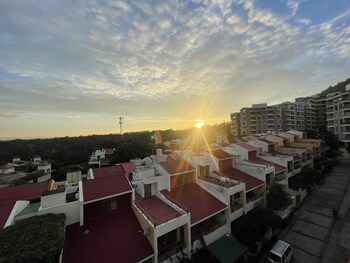 white house by the ganges