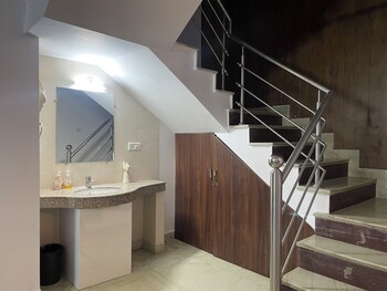 white house by the ganges