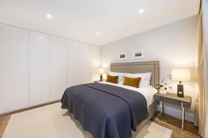 buckingham and lloyds knightsbridge