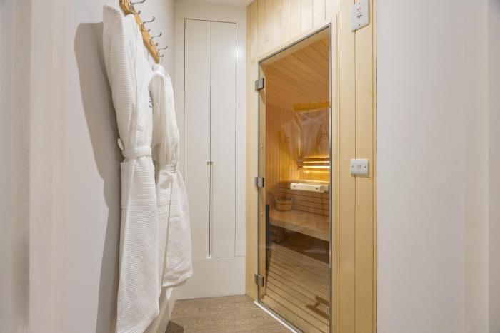 buckingham and lloyds knightsbridge