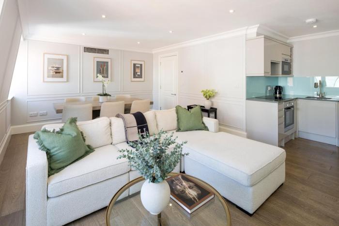 buckingham and lloyds knightsbridge