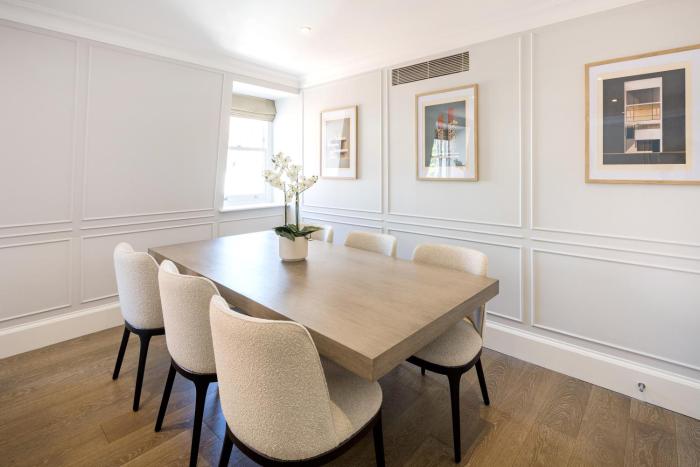 buckingham and lloyds knightsbridge