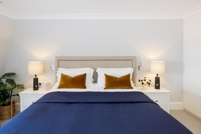 buckingham and lloyds knightsbridge