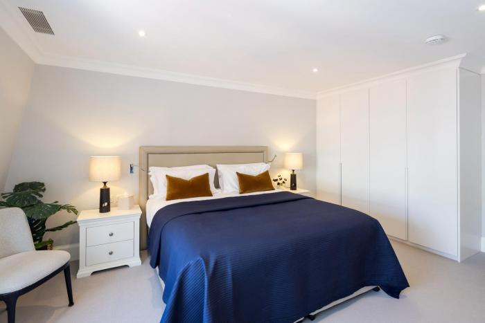 buckingham and lloyds knightsbridge