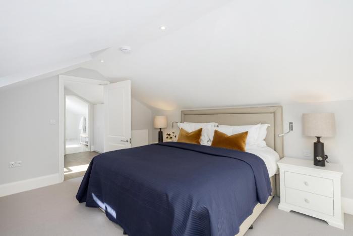 buckingham and lloyds knightsbridge