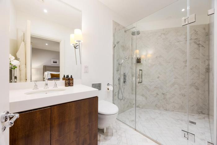 buckingham and lloyds knightsbridge