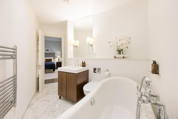 buckingham and lloyds knightsbridge