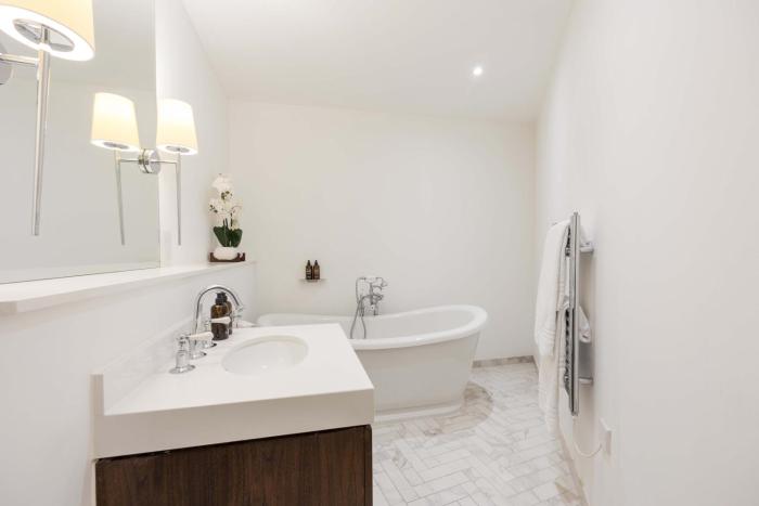 buckingham and lloyds knightsbridge