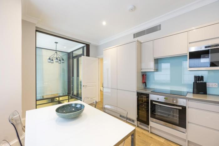 buckingham and lloyds knightsbridge