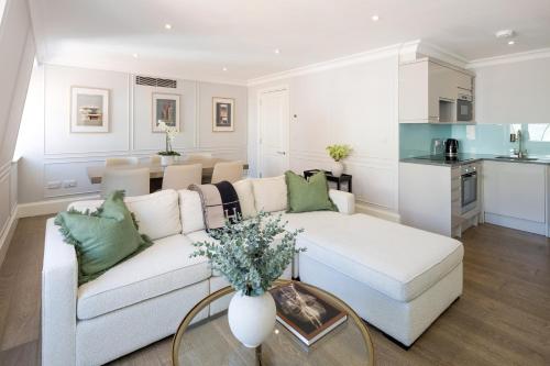 buckingham and lloyds knightsbridge