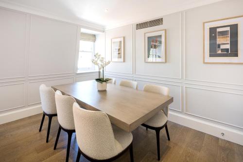 buckingham and lloyds knightsbridge