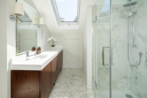 buckingham and lloyds knightsbridge