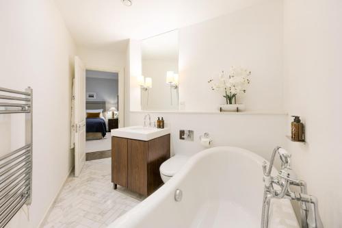 buckingham and lloyds knightsbridge