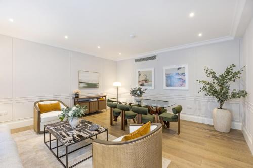 buckingham and lloyds knightsbridge