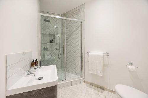 buckingham and lloyds knightsbridge