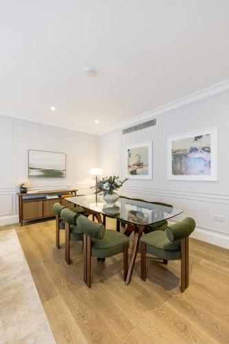 buckingham and lloyds knightsbridge