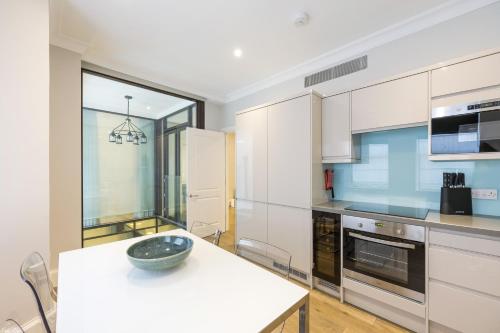 buckingham and lloyds knightsbridge