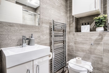 spacious 1 bedroom near hospital