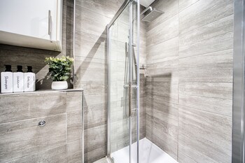 spacious 1 bedroom near hospital