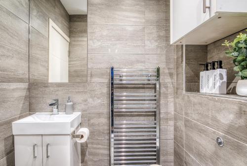 spacious 1 bedroom near hospital