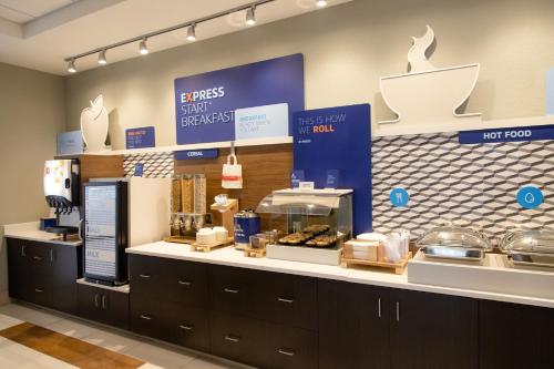 holiday inn express marshfield by ihg