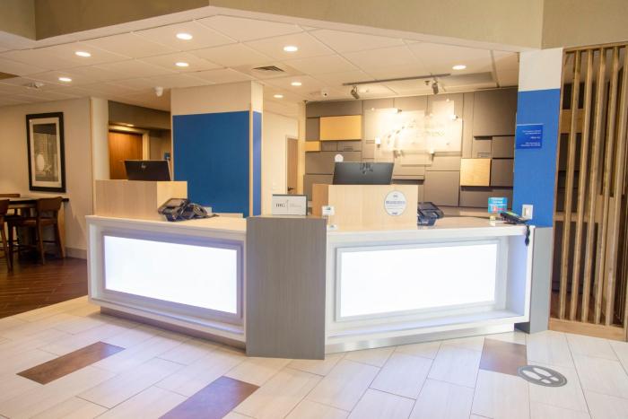 holiday inn express marshfield by ihg