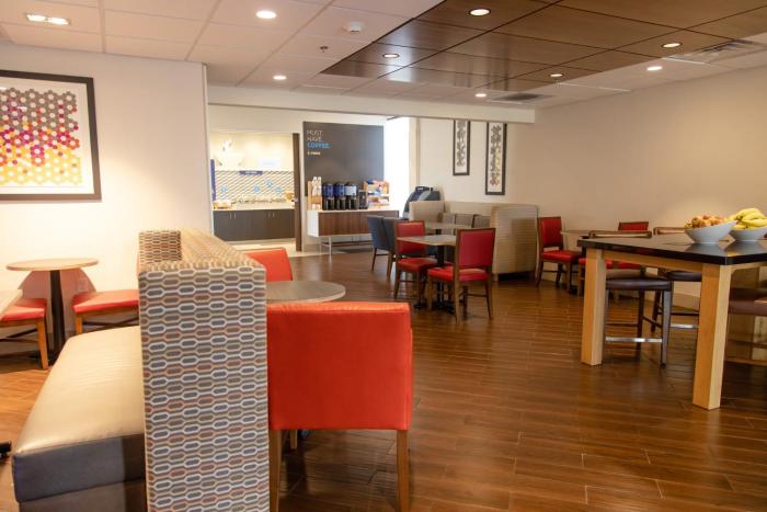holiday inn express marshfield by ihg