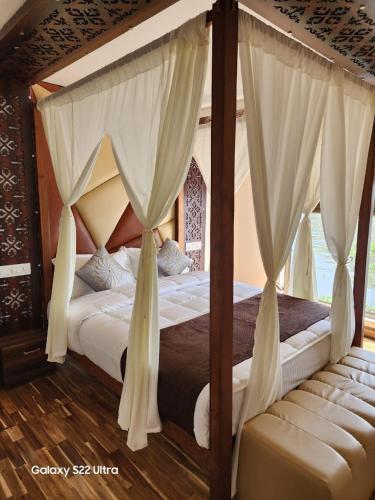 Vinayak House Boats,,3 star