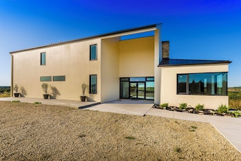 Blue Vista Stone Lodge,8399 Secrest Rd,2 star