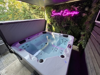 Sheffield-Apartment-Sleeps4-Parking-Hottub,,4 star