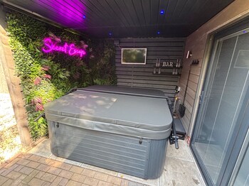 Sheffield-Apartment-Sleeps4-Parking-Hottub,,4 star