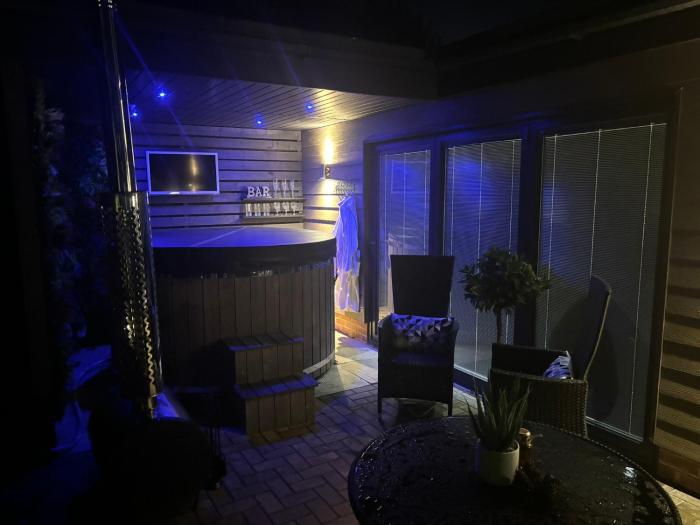 sheffield apartment sleeps4 parking hottub