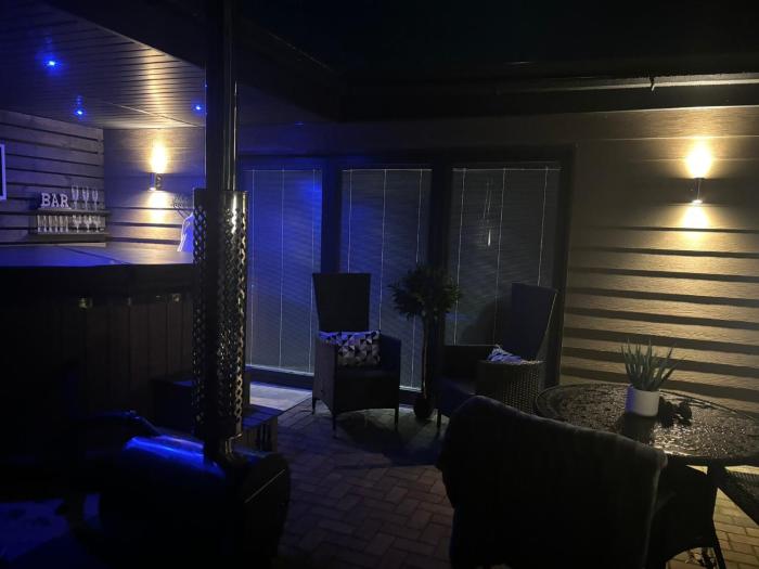 sheffield apartment sleeps4 parking hottub