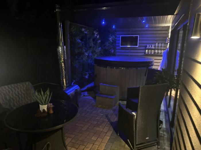 sheffield apartment sleeps4 parking hottub