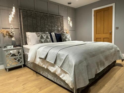 sheffield apartment sleeps4 parking hottub