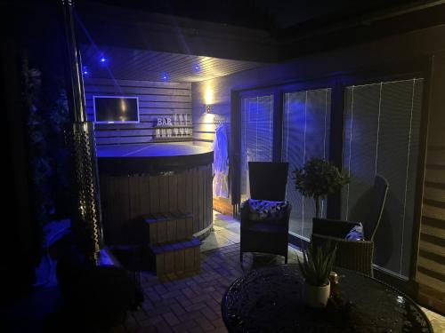 sheffield apartment sleeps4 parking hottub