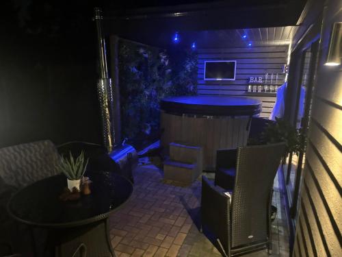 sheffield apartment sleeps4 parking hottub