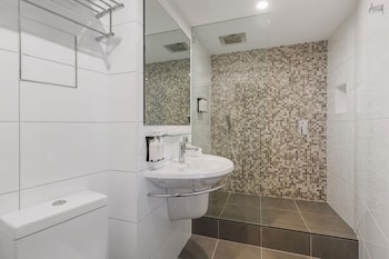 hotel grand chancellor melbourne