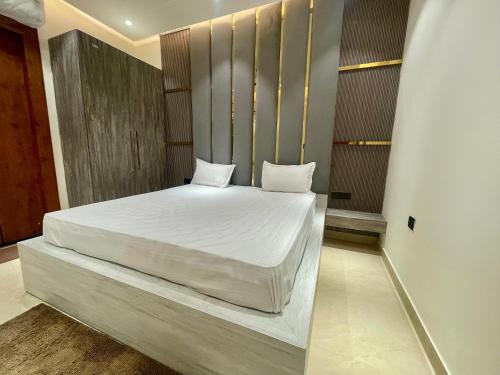 The Neeraj Marine Ganga Stays,,4 star