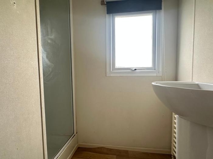 harwich caravan sleeps 10 garden pool