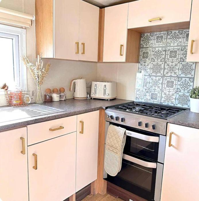 harwich caravan sleeps 10 garden pool