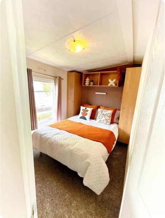 harwich caravan sleeps 10 garden pool