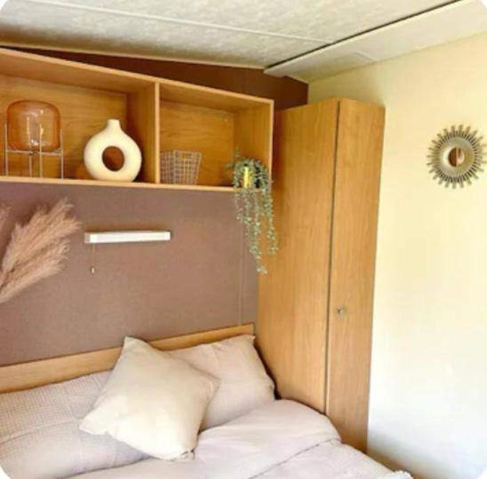 harwich caravan sleeps 10 garden pool