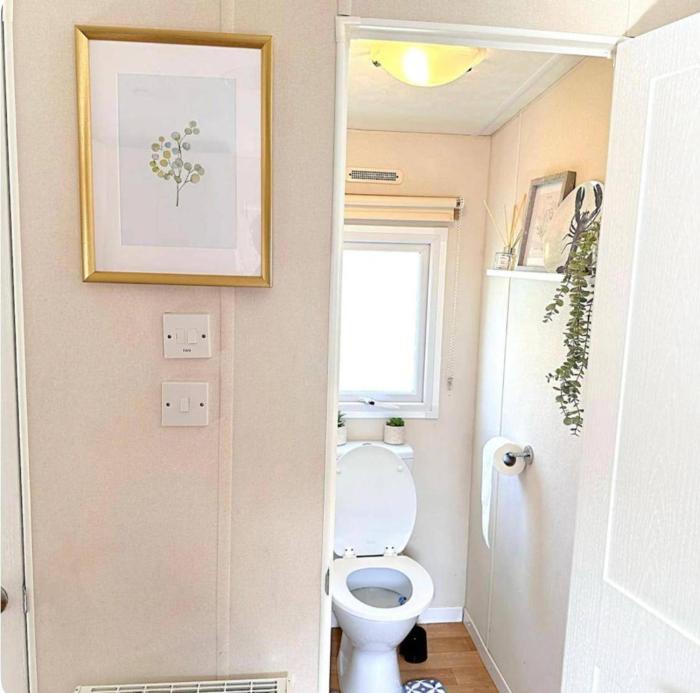 harwich caravan sleeps 10 garden pool