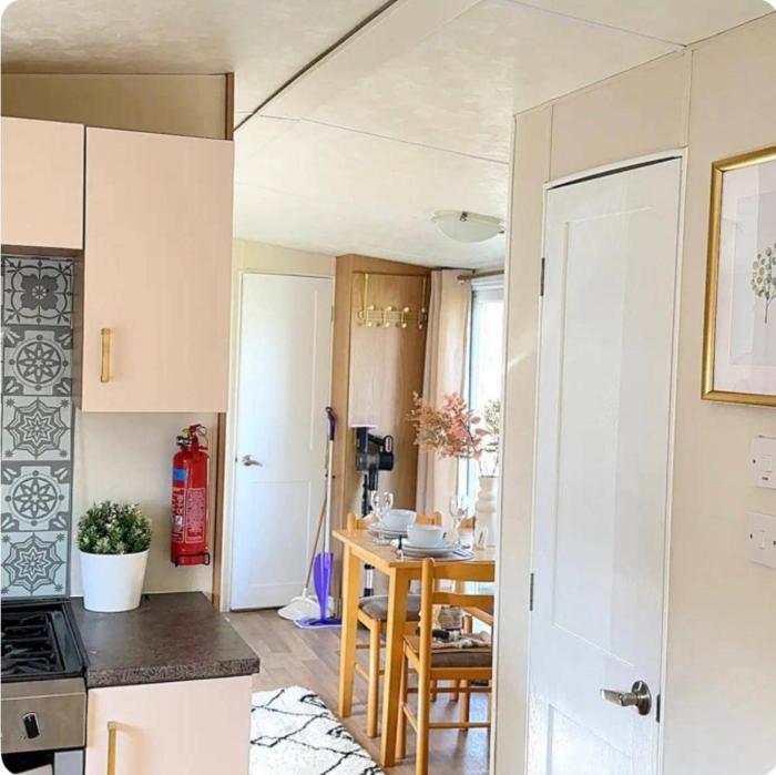 harwich caravan sleeps 10 garden pool