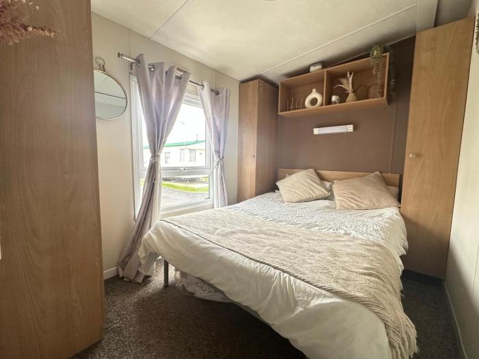 harwich caravan sleeps 10 garden pool