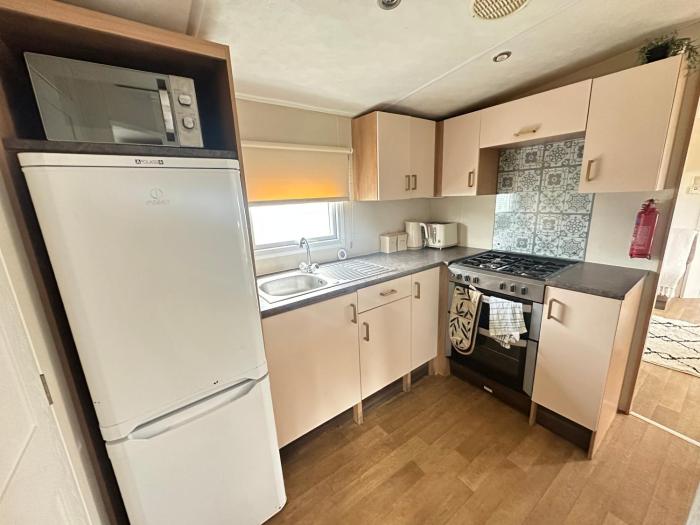 harwich caravan sleeps 10 garden pool