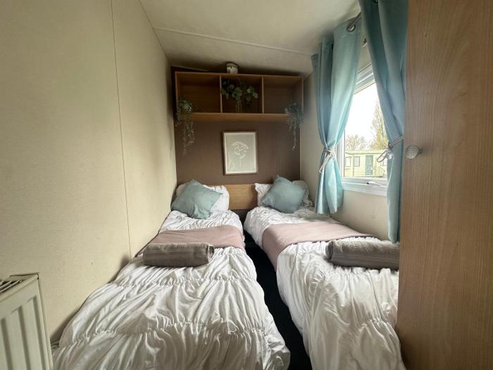 harwich caravan sleeps 10 garden pool