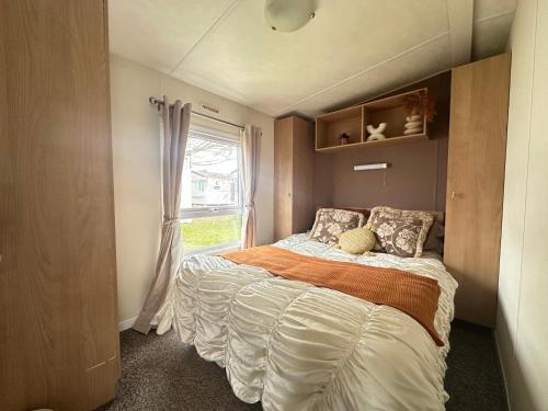 Harwich - Caravan - Sleeps 10 - Garden - Pool,,3 star